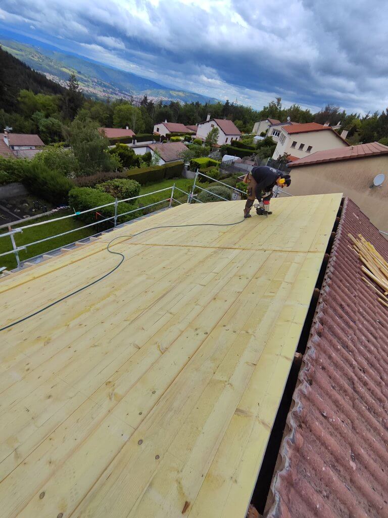 travaux de voligeage pour la rénovation de la toiture d'une maison.