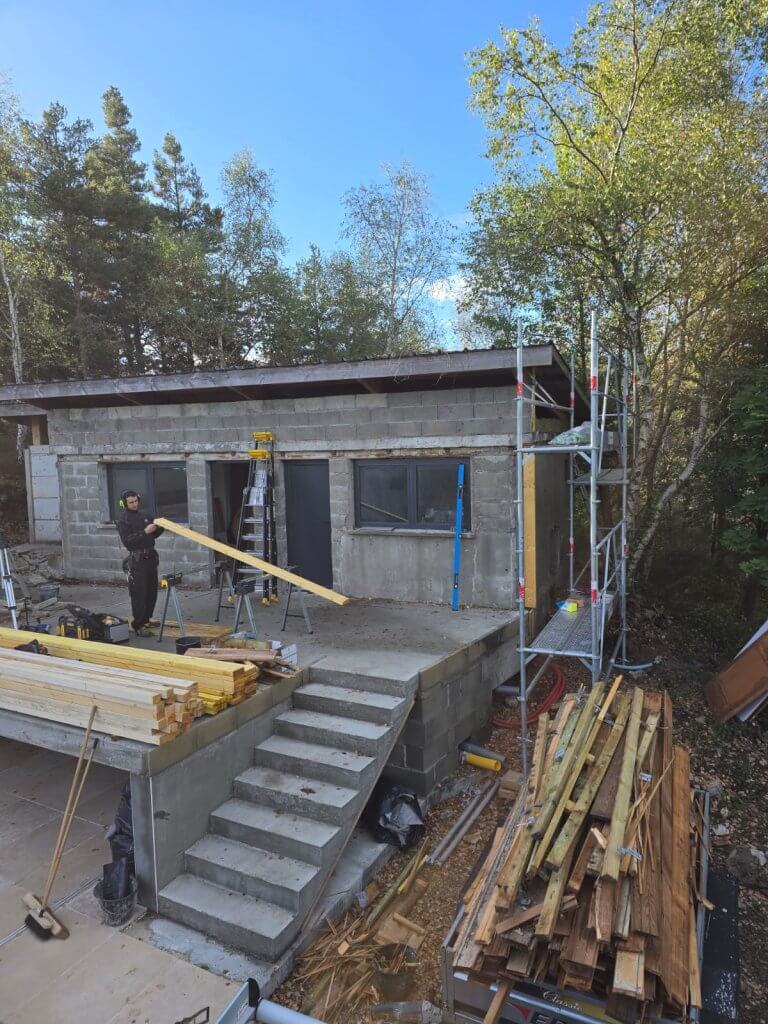 artisan d'Aboka bois pendant le chantier d'une rénnovation d'une façade d'un chalet.