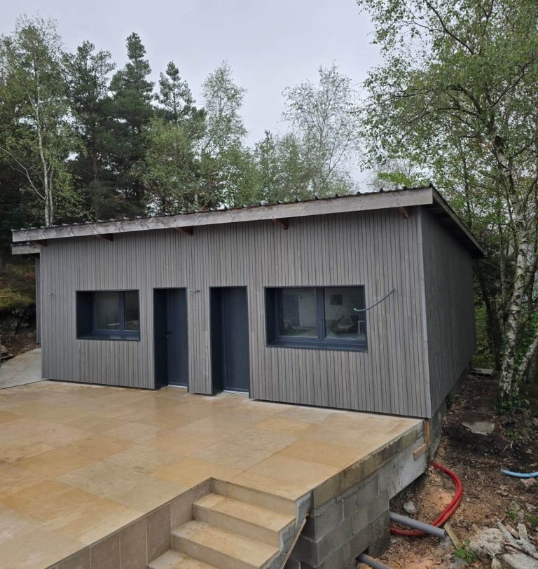 chalet avec une façade en bardage bois neuve réalisée par l'entreprise Aboka Bois charpentier et menuisier bois dans la loire.