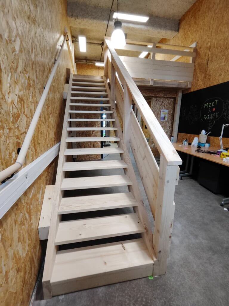 fin de chantier pour la conception et la réalisation d'un escalier et d'une mezzanine en bois sur mesure dans un espace de travail.
