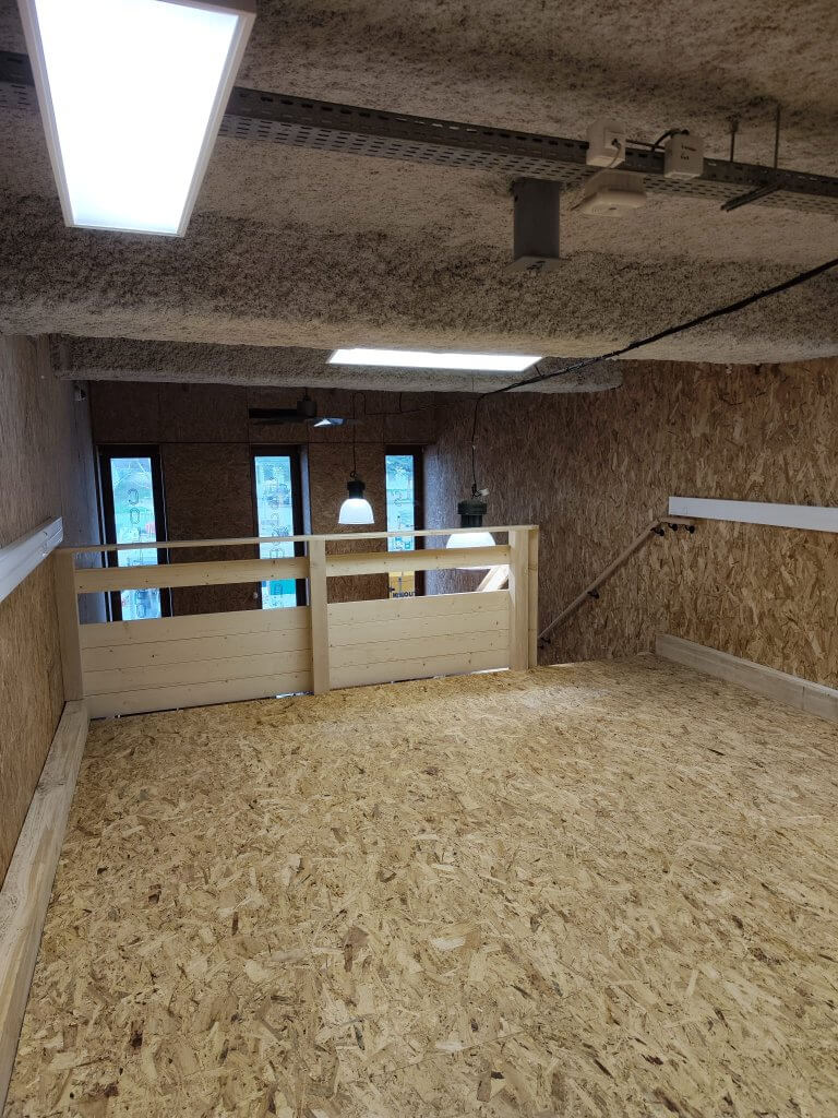 fin de chantier pour la création d'une mezzanine en bois sur mesure réalisé par l'entreprise Aboka menuisier et charpentier en Auvergne Rhone Alpes.