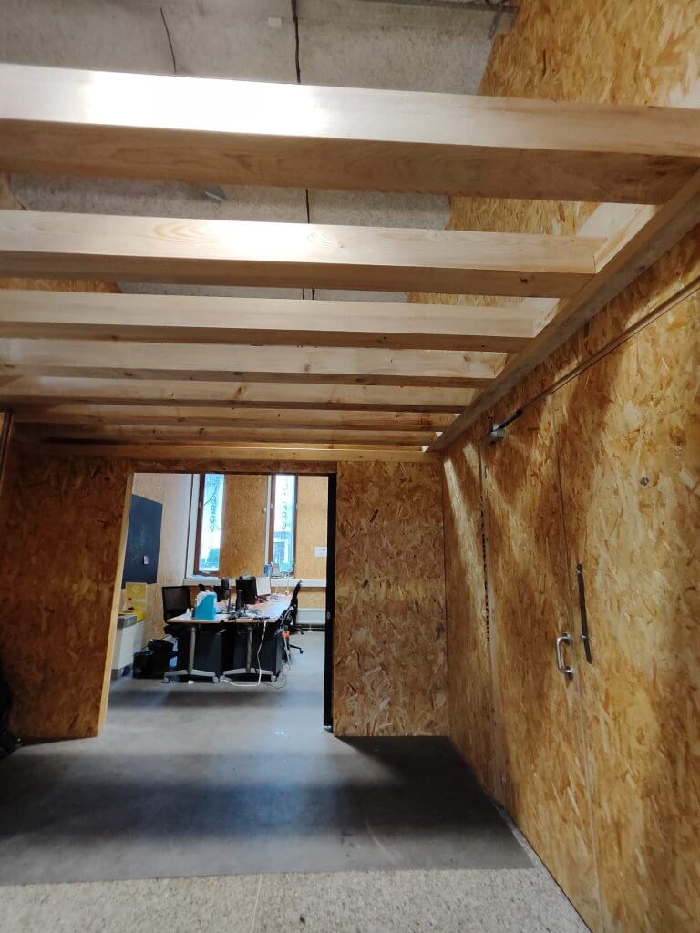 solivage en bois vue d'en bas pendant un chantier de la création d'une mezzanine en bois sur mesure par l'entreprise Aboka menuisier et charpentier en Auvergne Rhone Alpes