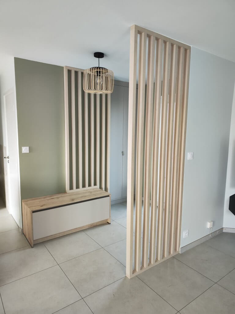 claustras en bois dans l'entrée d'une maison.