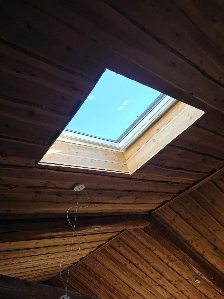 Installation d'un Velux avec habillage intérieur en mélèze