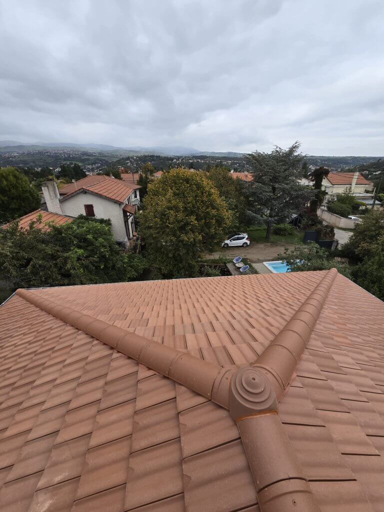 Charpente et couverture : Rénovation de toiture en tuiles mécaniques et zinguerie à Rive-de-Gier