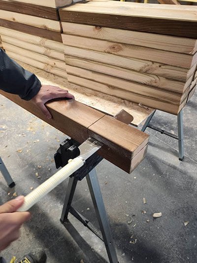 main d'un artisan qui travaille le bois dans son atelier aboka bois charpentier dans la loire (42)