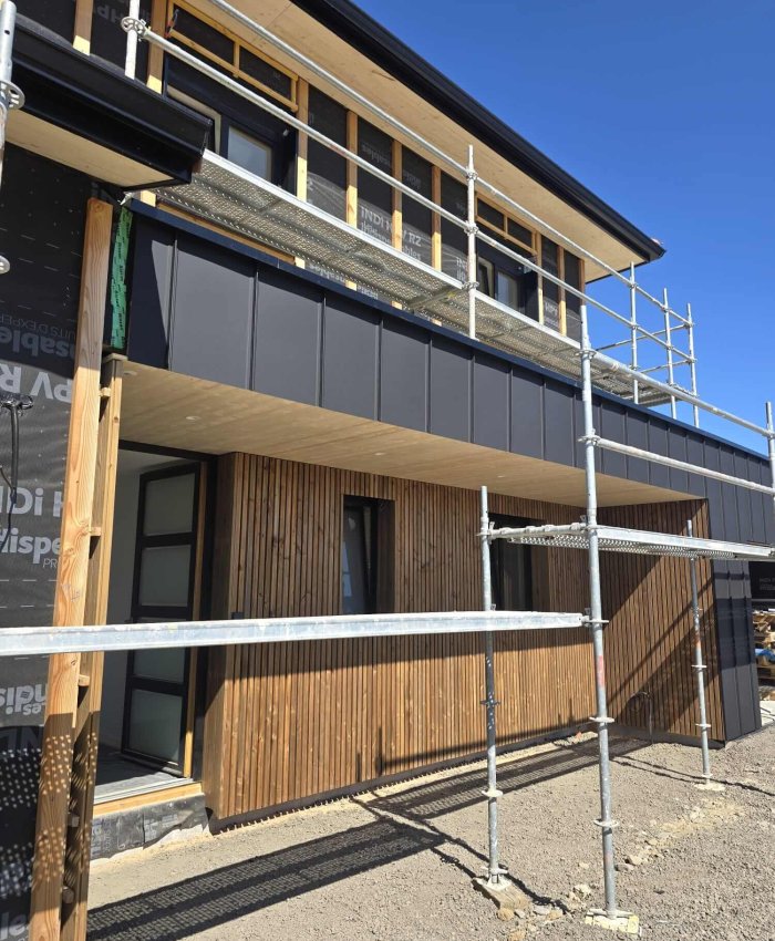 Aménagement extérieur : Bardage bois et métal sur maison ossature bois à Thorenc