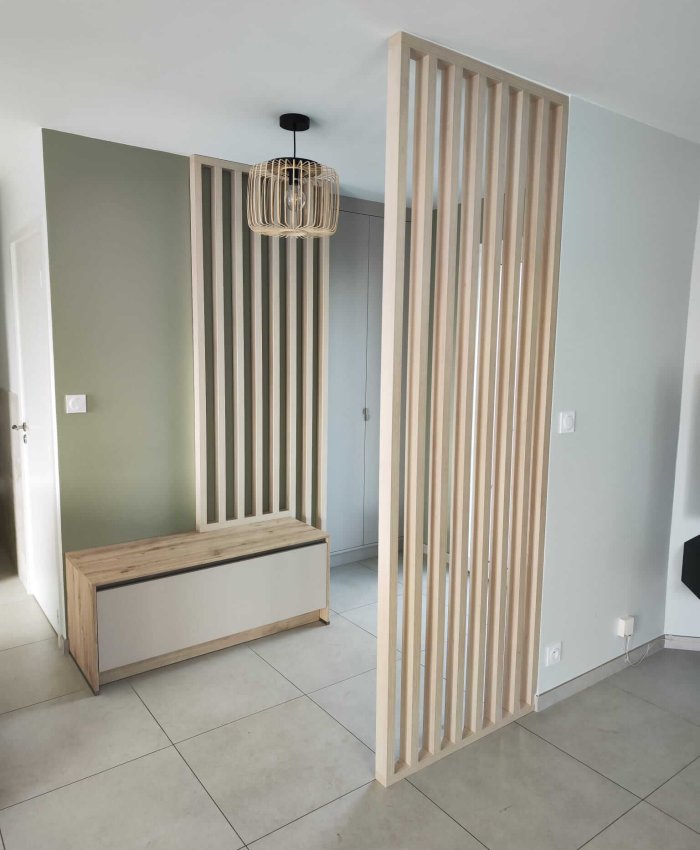 claustras en bois dans l'entrée d'une maison.