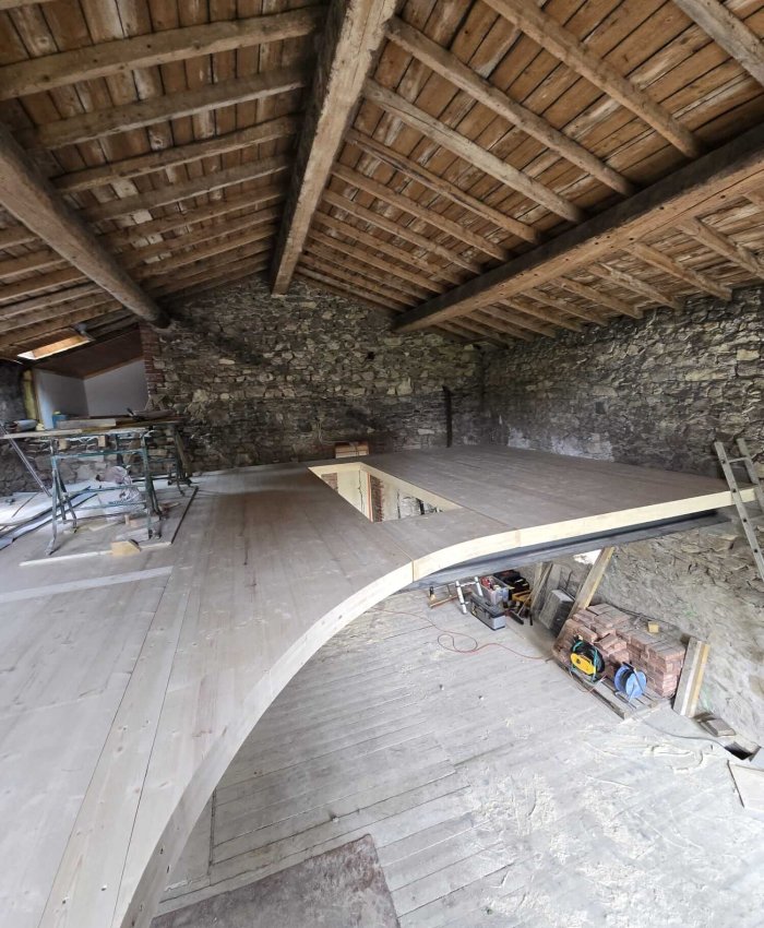 plancher en bois massif dans une vieille grange