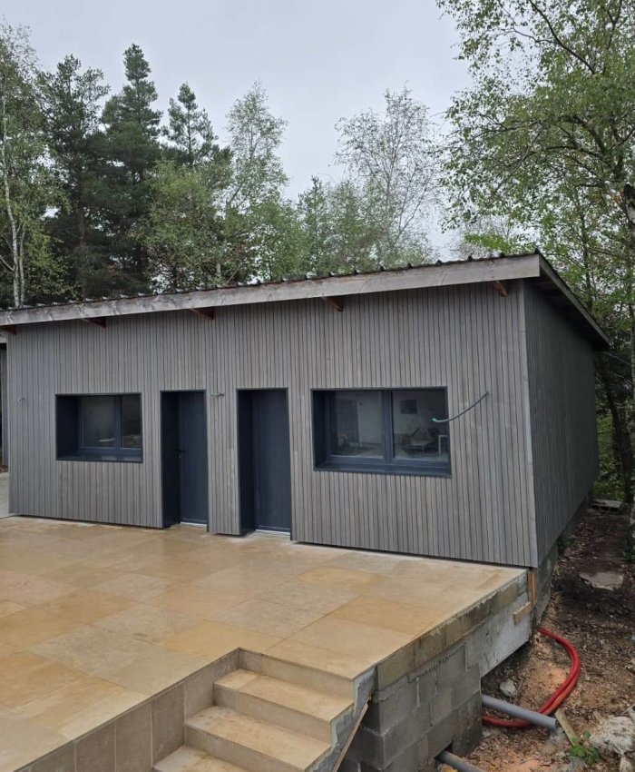 chalet avec une façade en bardage bois neuve réalisée par l'entreprise Aboka Bois charpentier et menuisier bois dans la loire.