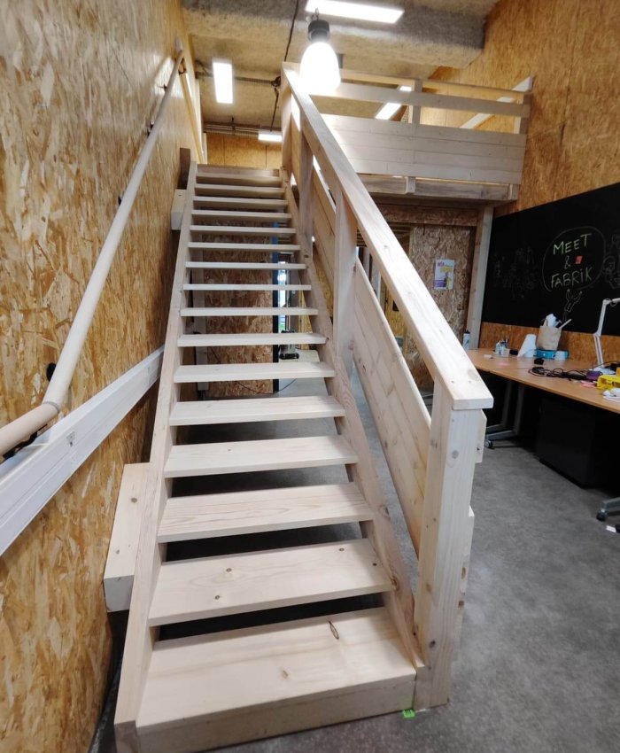 fin de chantier pour la conception et la réalisation d'un escalier et d'une mezzanine en bois sur mesure dans un espace de travail.