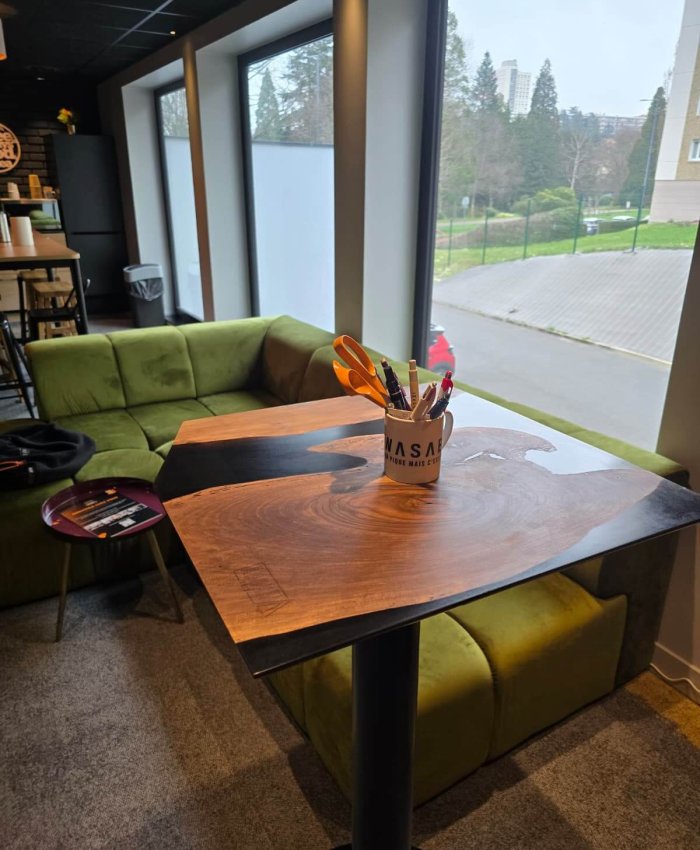 tables hautes en noyer massif et résine époxy installée dans le salon d'une salle de sport.
